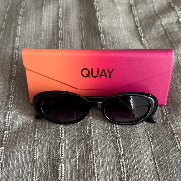 Quay Australia Black Sunglasses with Vibrant Case - Picture 1 of 3